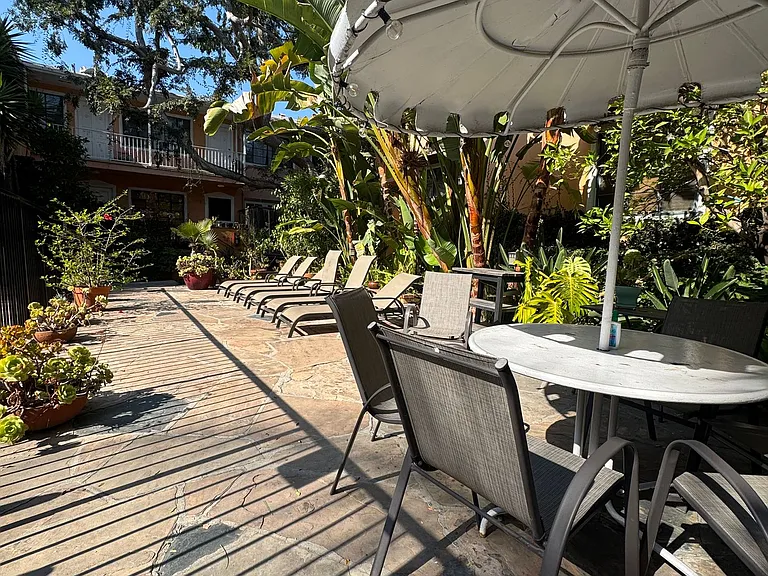 Hayworth Courtyard Apartments West Hollywood Living — Photo 4