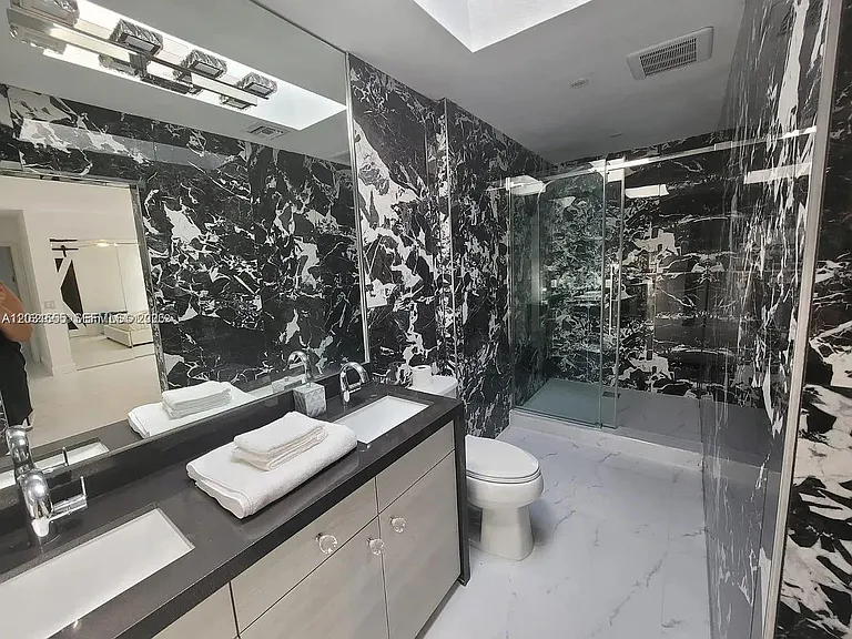 270 SE 7th St — Photo 14