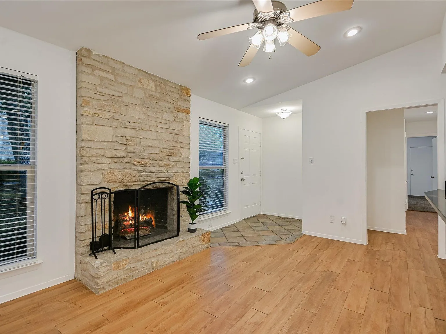 3 bed, 2.0 bath, 1016 sqft, $2,500 — Photo 2