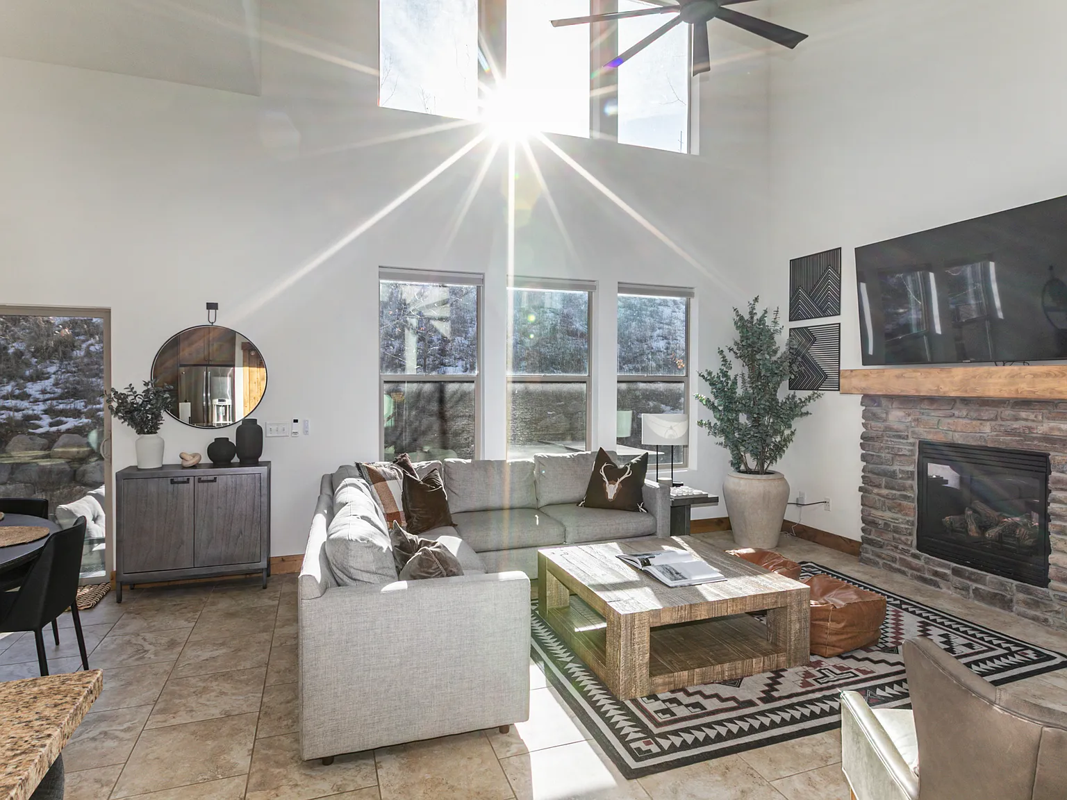 4 bed, 3.5 bath, 2400 sqft, $3,985 — Photo 4