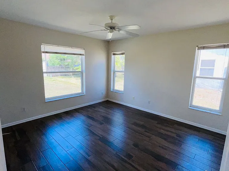 419 SW Meadow Ter — Photo 12