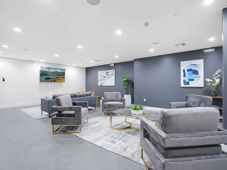 V on Victory Apartments — Photo 21