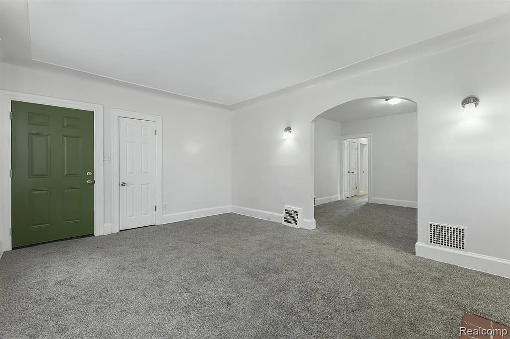 3 bed, 1.0 bath, 2400 sqft, $1,349 — Photo 4