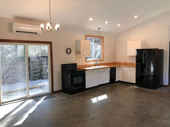 Large open kitchen with great appliances!!