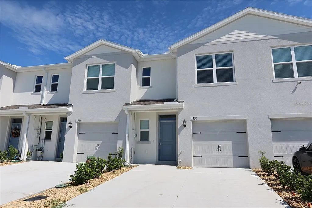 3 bed, 2.5 bath, 1463 sqft, $1,950 — Photo 1