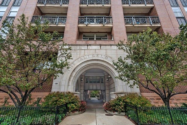 1st image of 1350 W Fullerton Ave APT 305