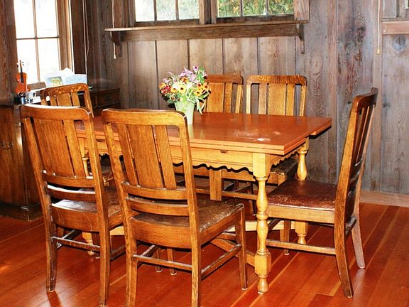 Light and sunny dining area--connecting the living room and kitchen area.