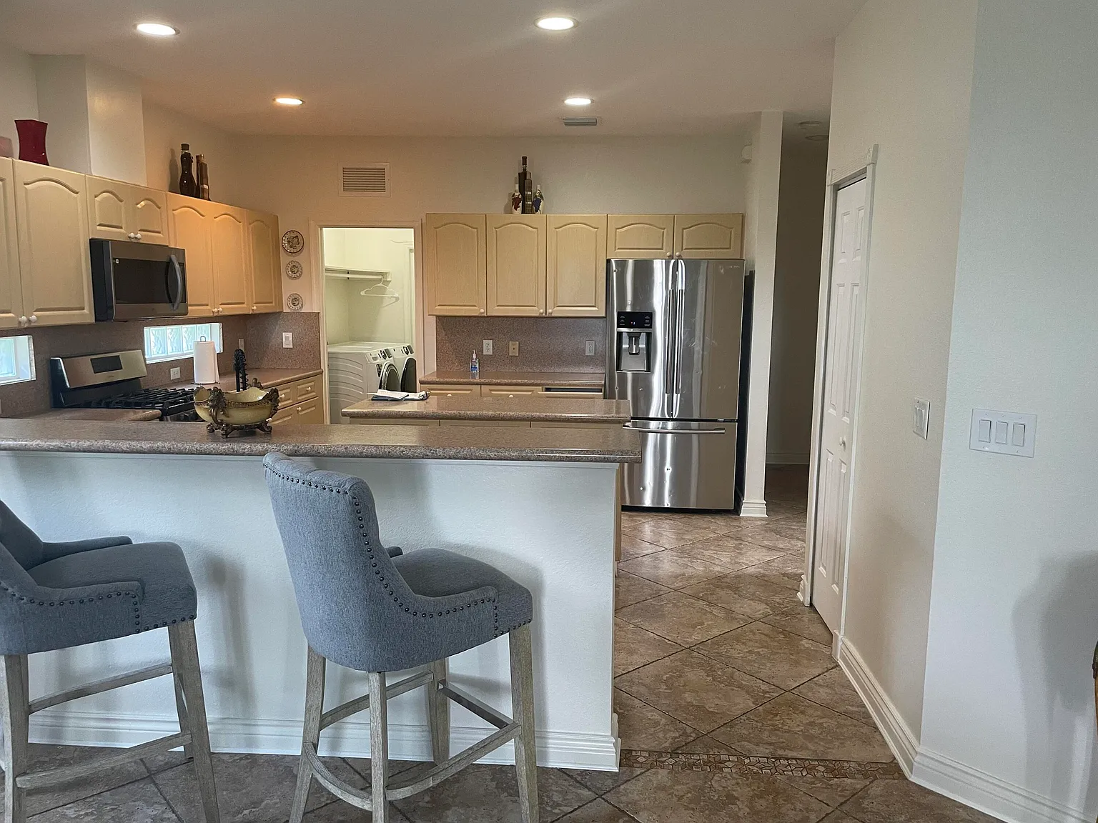 5 bed, 3.0 bath, 3065 sqft, $5,995 — Photo 4