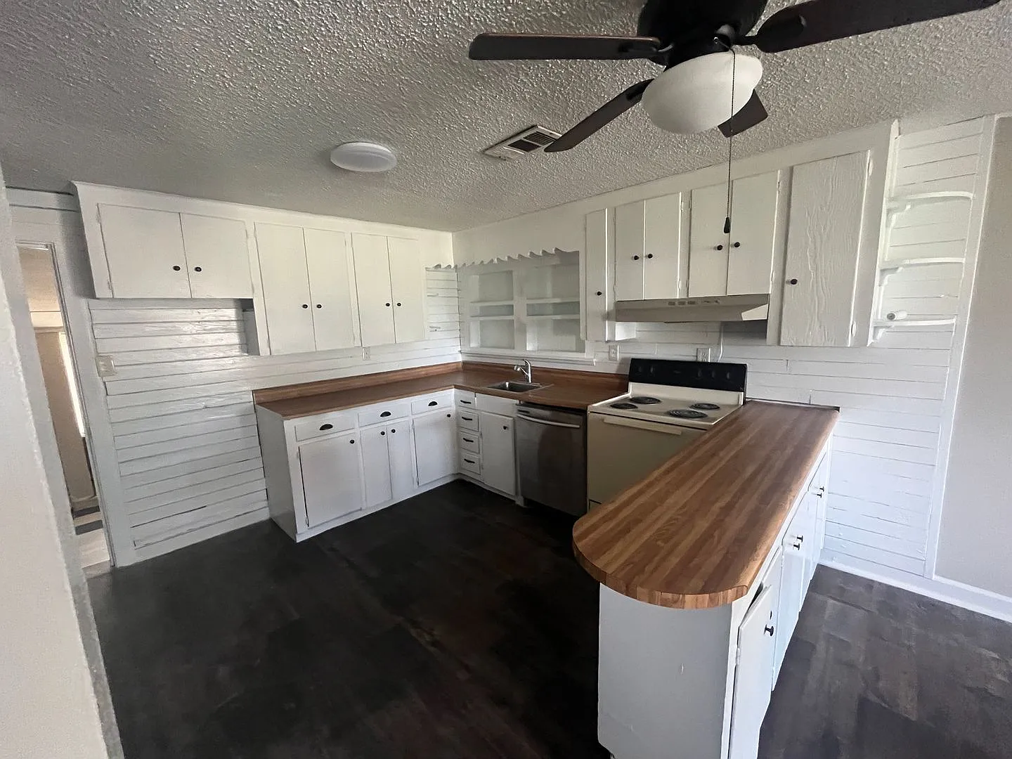 Spacious 3 Bedroom, 2 Bath Country Home Ready for You! — Photo 4