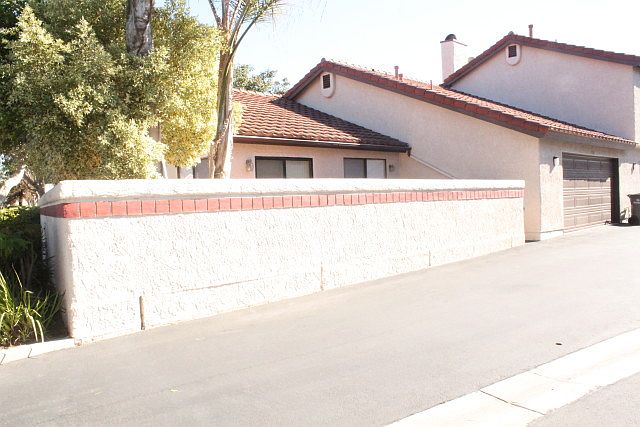 1st image of 452 Las Palomas Dr