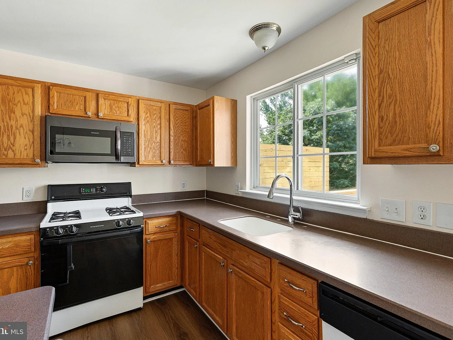 3 bed, 2.5 bath, 2365 sqft, $2,500 — Photo 4