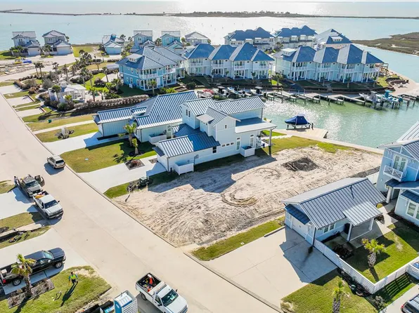 133 Foxtail Ln, Rockport, TX 78382
