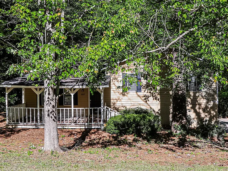 3237 Carmel Dr — Photo 1