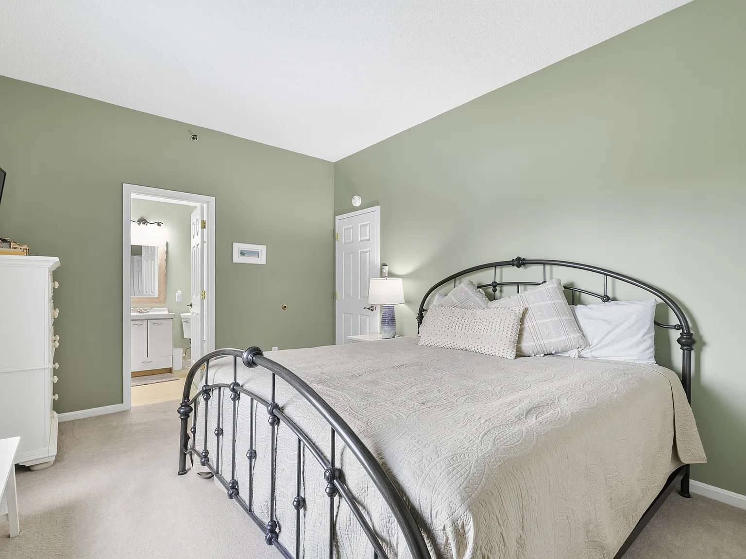 2 bed, 1198 sqft, $2,000 — Photo 2