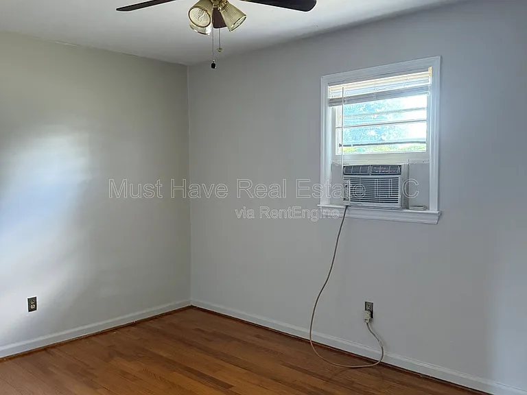186 Eastview St — Photo 4
