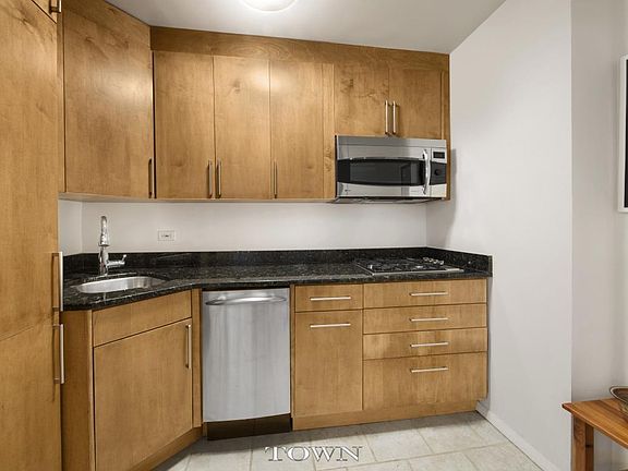 3rd image of 221 E 50th St APT 3E