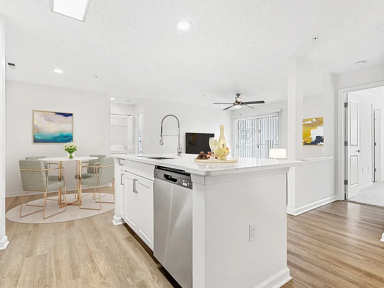 The Grayson Apartment Homes — Photo 12