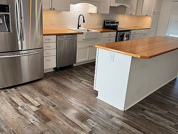 Kitchen- 4 Stool Island 