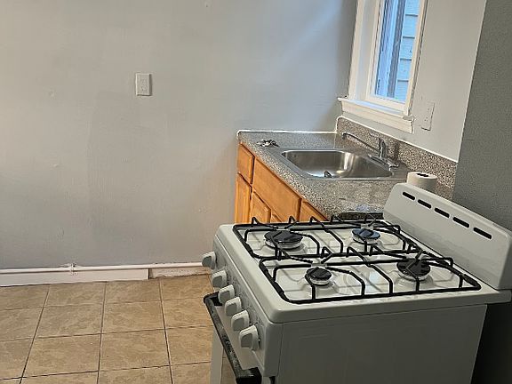 4th image of 450 Baldwin Ave
