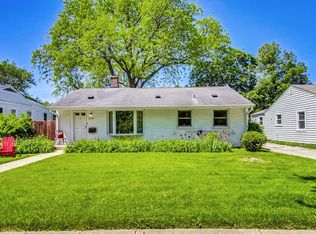 214 Lagoon Dr, Northfield, IL