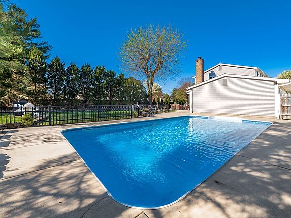4th image of 9545 Meadow Wood Dr