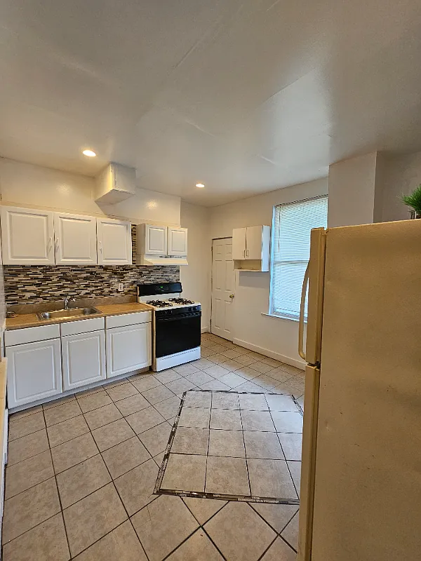 This Beautiful 2bedroom with Den Townhouse — Photo 4