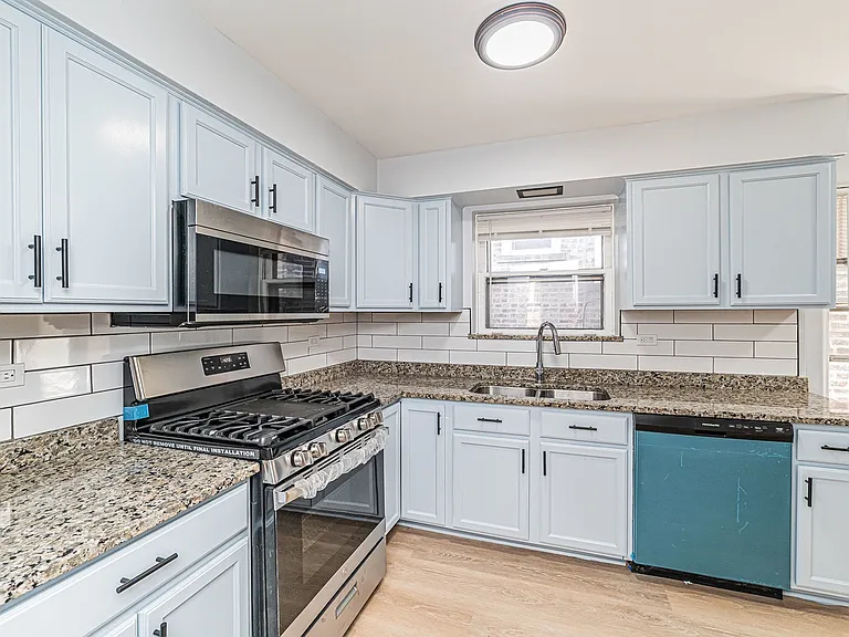 7530 N Oakley Ave #2 — Photo 5