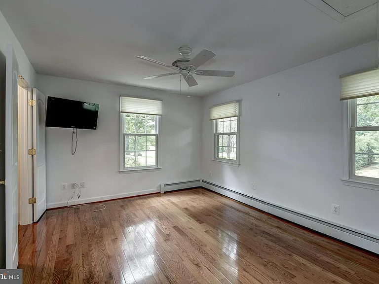 929 Woburn Ct — Photo 20