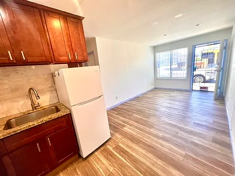 474 Van Dyke Ave — Photo 6