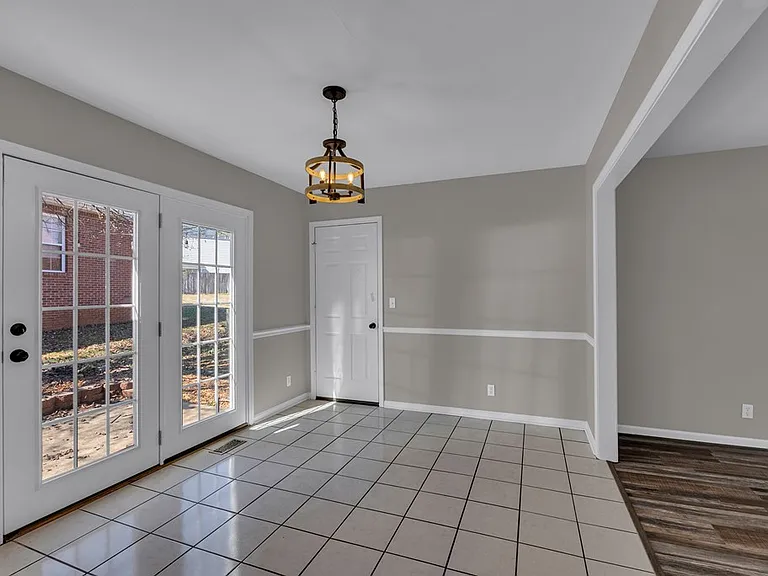 62 Eastgate Cir — Photo 2