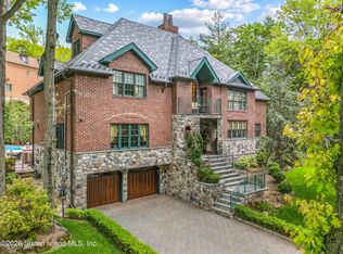 347 Deere Park Pl, Staten Island, NY 10301