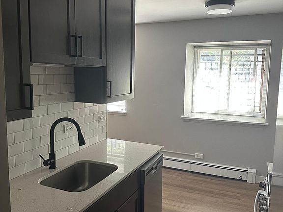 2nd image of 526 W Oakdale Ave #123