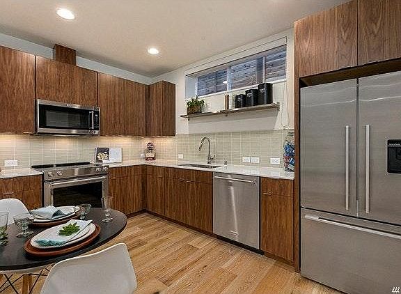 4th image of 2218 Franklin Ave E #A