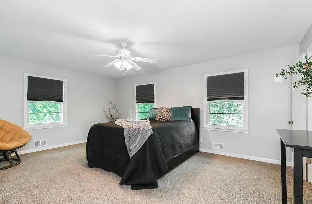 4 bed, 3.0 bath, 2700 sqft, $776 — Photo 1