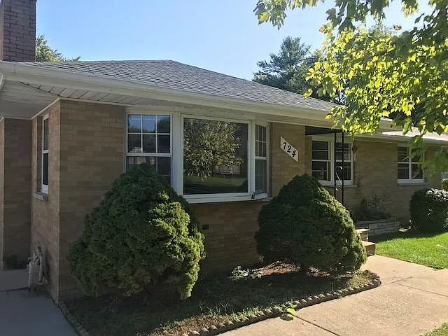 724 Pleasant St — Photo 2