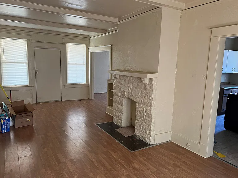 Spacious entryway