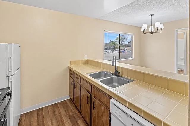 Park Plaza Apartments — Photo 11