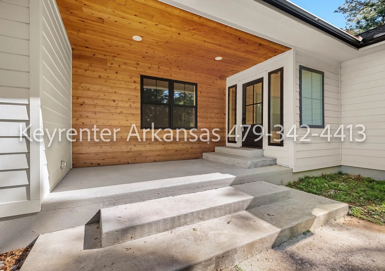Beautiful 5Bedroom Home with Hardwood Floors, Fireplace & Luxurious Master Suite — Photo 4