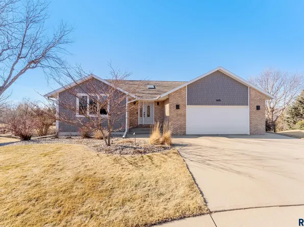 1605 S Silver Creek Cir, Sioux Falls, SD 57106