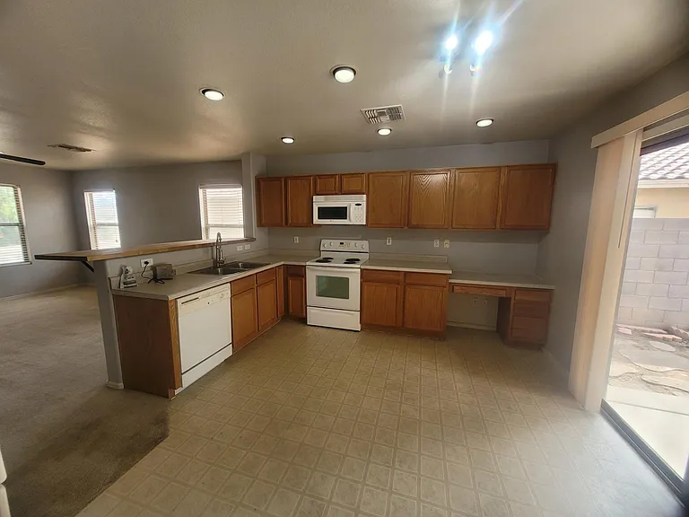 2739 W Silver Creek Ln — Photo 8