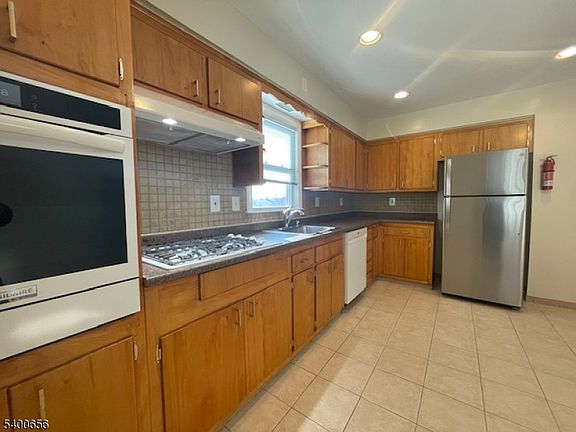 3rd image of 15 Sanford St Floor 2