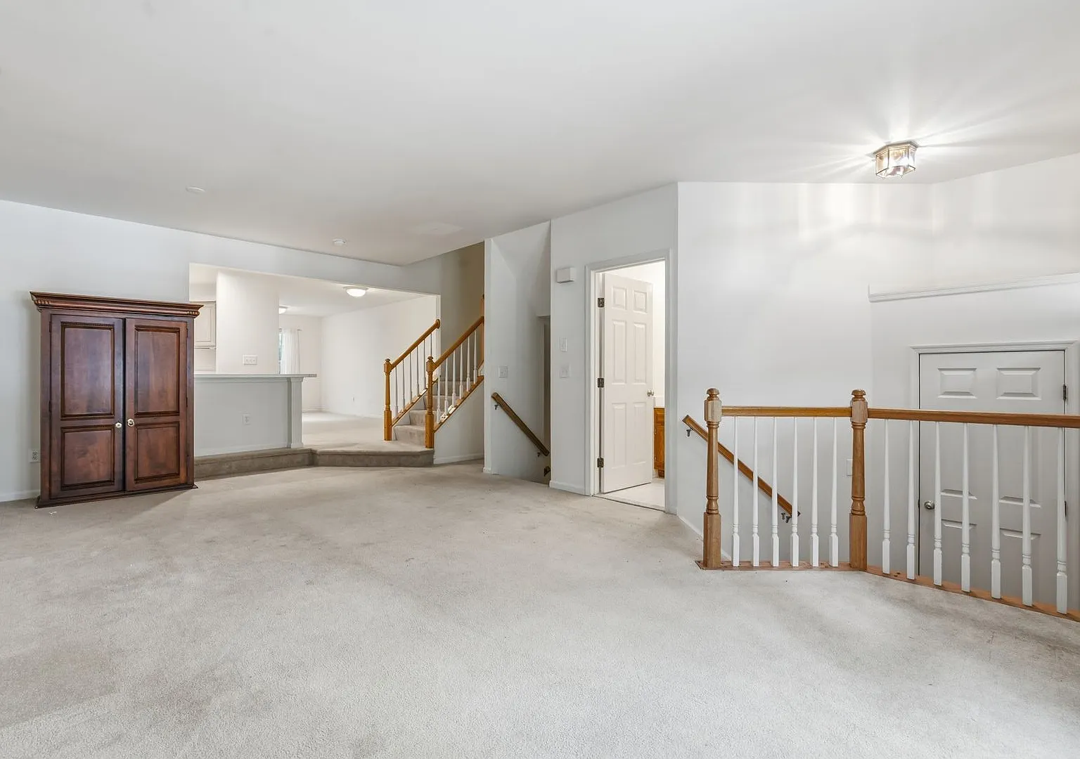 Welcome to this beautifully maintained Reston townhome offering comfort, style, and an unbeatable... — Photo 2
