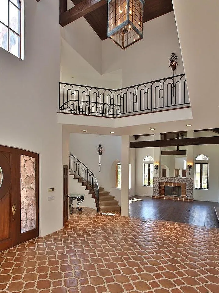 5 bed, 4.5 bath, 4779 sqft, $18,000 — Photo 3