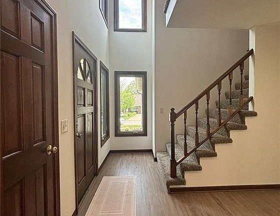 3rd image of 610 Southcrest Ct
