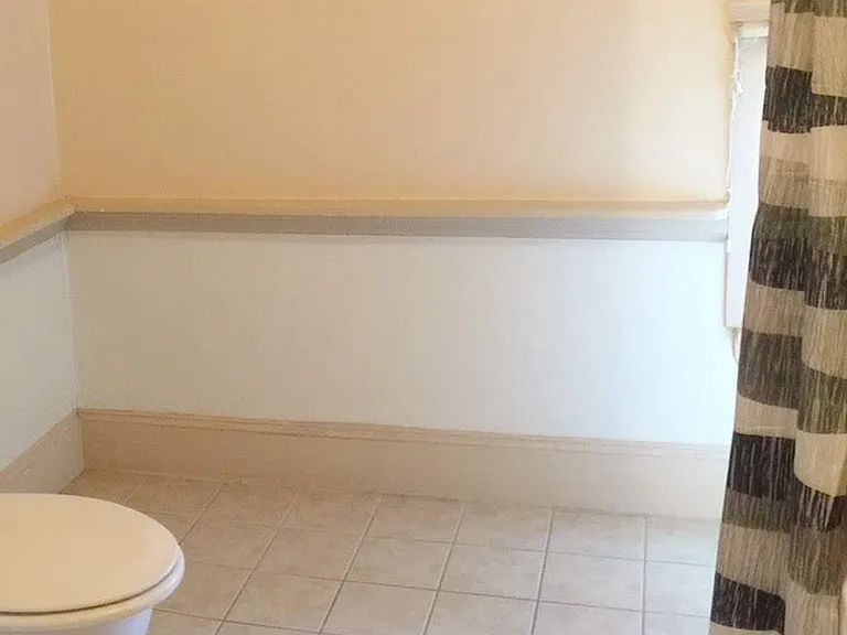 Large Full Bath w. Tile Throughout