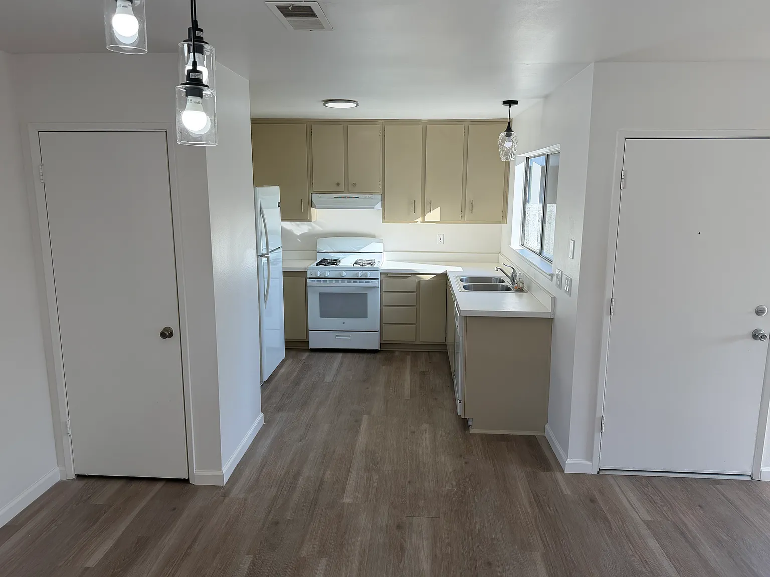 3 bed, 1142 sqft, $3,500 — Photo 2