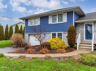 4 Robbins Rd, Dallas, PA 18612