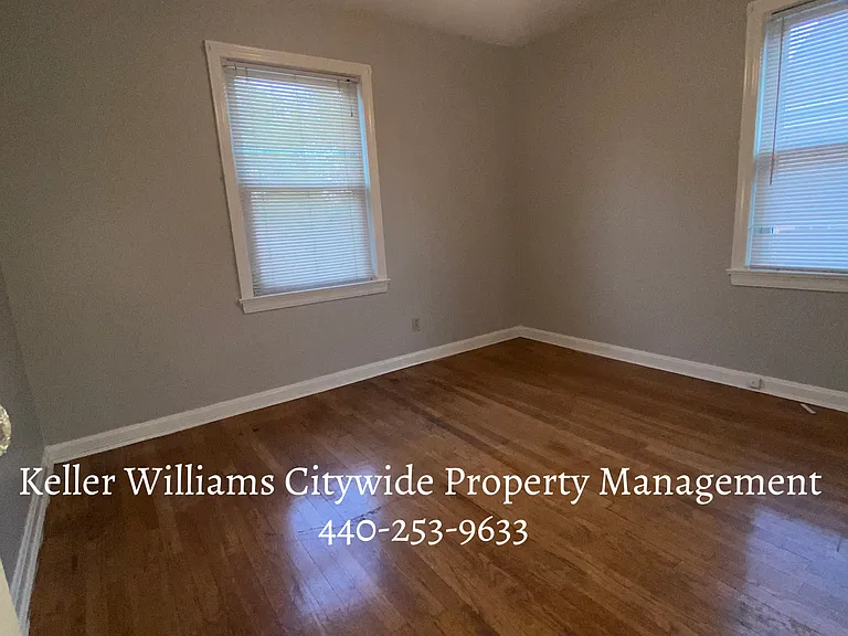 Second floor 2 bedroom 1 bath West Cleveland — Photo 10