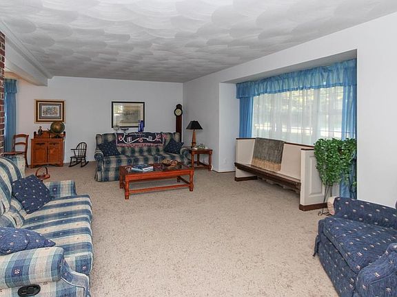 3rd image of 10 Bowman Ct