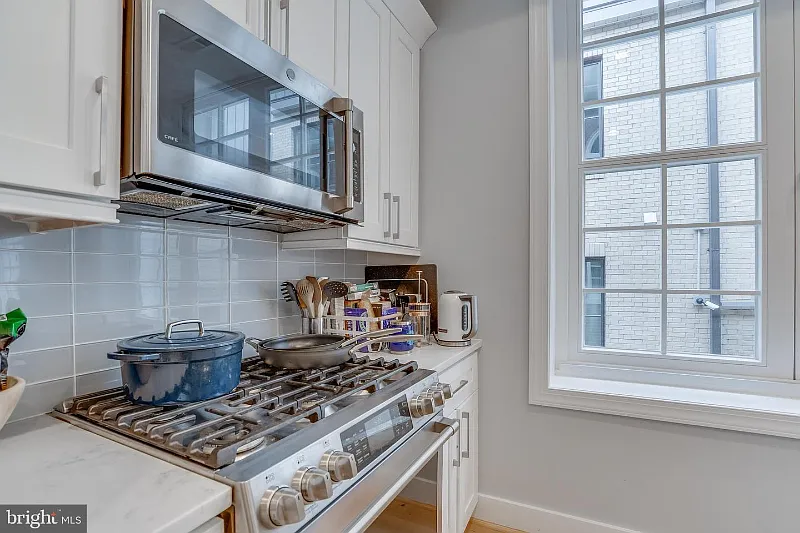 2 Bedroom 2.5 Bath Luxury Condo + Reserved Parking — Photo 2